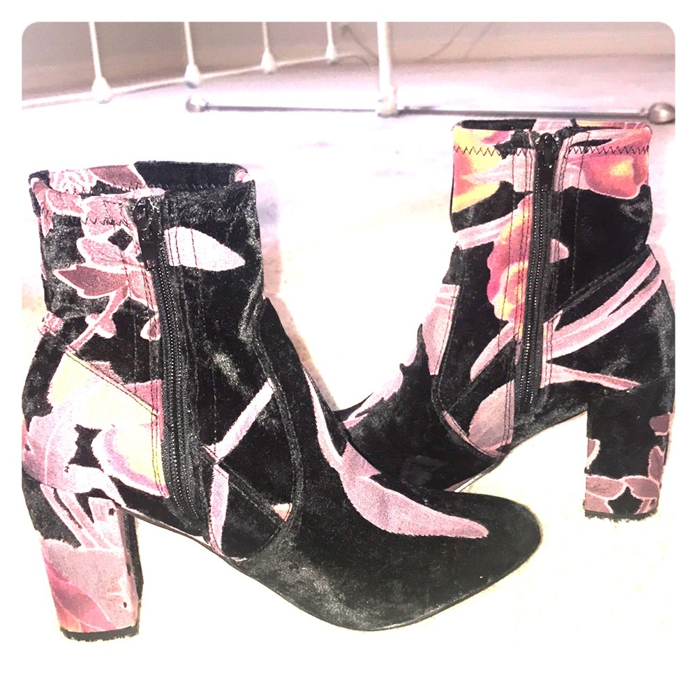 Gorgeous Velvet Steve Madden Booties